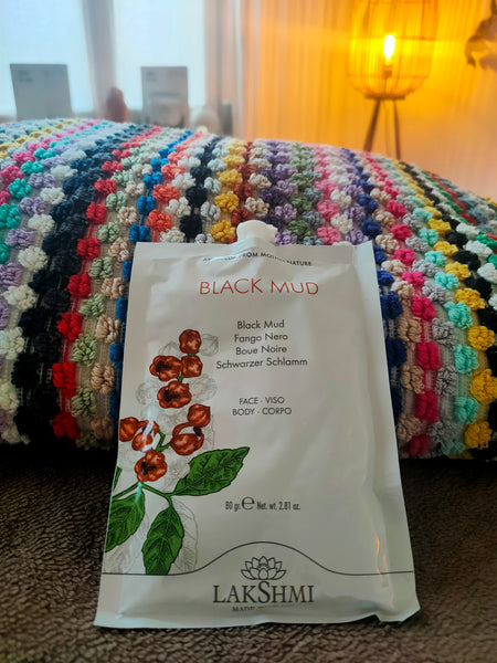 natuurlijke zwarte modder voor diep reinigende en herstellende huidverzorging.